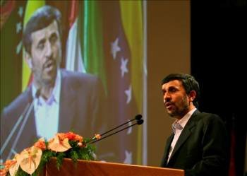 El presidente iraní, Mahmud Ahmadineyad, da un discurso sobre desarme nuclear en Teherán. (Foto: ABEDIN TAHERKENAREH)