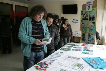 Un grupo de jóvenes visita la muestra de proyectos salesianos. (Foto: MARCOS ATRIO)