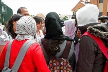 Algunas de las cuatro menores que han decidido llevar 'hijab' o velo a su instituto de Pozuelo de Alarcón. (Foto: J.J. GUILLÉN)