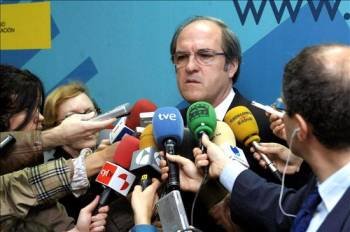 El ministro de Educación, Angel Gabilondo, responde a las preguntas de los periodistas. (Foto: EFE)