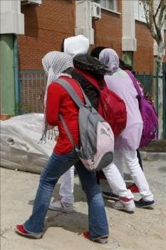 Compañeras de la alumna, con su hiyab.