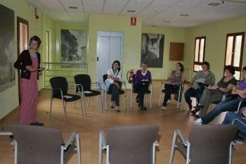 Elsa Pérez, psicóloga clínica de la Asociación Andrea, ha sido la encargada de impartir el taller. (Foto: MARCOS ATRIO)