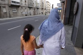 Una joven musulmana, vecina de la ciudad, con el hiyab. (Foto: XESÚS FARIÑAS)