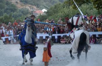 Recreación de un torneo medieval, en la pasada edición de la 'Festa da Istoria' de Ribadavia. (Foto: Martiño Pinal)