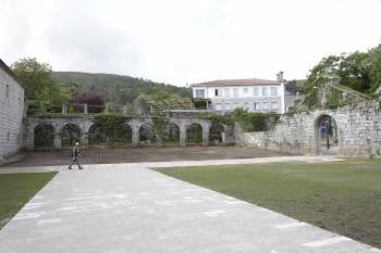 Obras de edificación para servizos turísticos, no acceso principal ó Mosteiro de Melón.