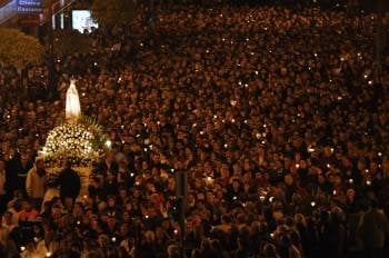 El paso de la Virgen, en medio de una multitud. (Foto: Martiño Pinal)