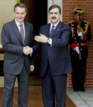 Zapatero saluda a Razá Guilani a la llegada a Moncloa. (Foto: Juanjo Martín)