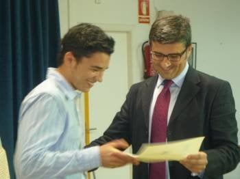 Adrián Ortega recibe el premio de José Antonio Galván.