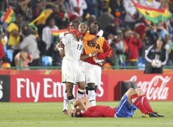 Los jugadores de Ghana celebran la victoria en presencia del serbio Aleksandar Kolarov. (Foto: Rungroj Yongrit)