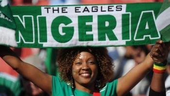 Aficionada nigeriana apoyando a su equipo