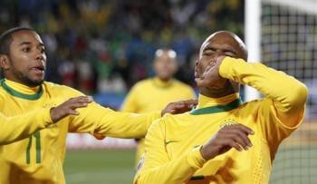 Maicon, autor del primer gol de Brasil en el Mundial, en plena celebración
