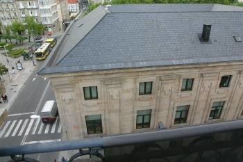 La antena, camuflada con forma de chimenea, en el tejado del edificio de Correos. (Foto: JOSÉ PAZ)