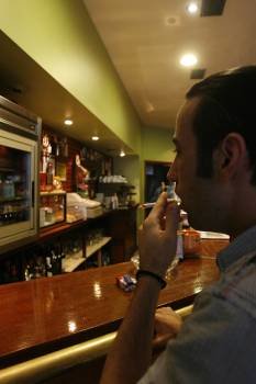 Una persona fuma en un bar de la ciudad. (Foto: MIGUEL ÁNGEL)