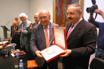 Xosé Ramón Barreiro, a la izquierda, recibe el galardón de manos de Villares. (Foto: José Paz)