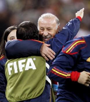 Del Bosque se abraza a uno de sus ayudantes al finalizar el partido. (Foto: Juan Carlos Cárdenas)