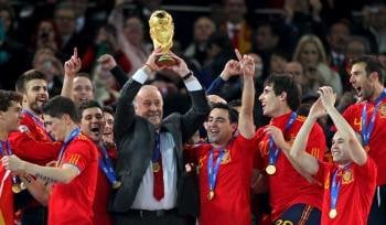 Vicente del Bosque levanta la copa rodeado por sus jugadores. (Foto: Srdjan Suki)