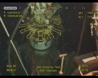 Fotografía de un video transmitido en vivo el pasado jueves 15 de julio en la que se muestra la nueva campana puesta sobre la fuga de petróleo en la zona estadounidense del Golfo de México
