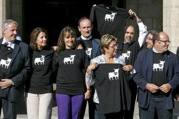 Varios diputados catalanes escenificaron su apoyo a la prohibición de las corridas de toros.