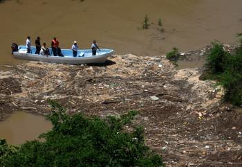 Una barca llega al lugar en el que se encontró el segundo cuerpo. (Foto: J.C. Gutiérrez)