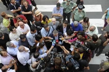 Blanco responde a las preguntas de los medios de comunicación en O Carballiño. (Foto: Martiño Pinal)