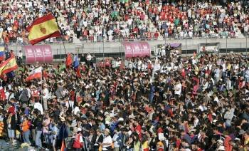 Miles de jóvenes en el estadio de San Lázaro. (Foto: Xoán Rey)
