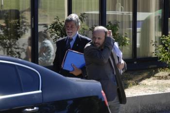 Luis Manuel Gurriarán, gerente cesado, y Manuel Villa, representante de Patrimonio, a la salida de la reunión. (Foto: Luis Blanco)