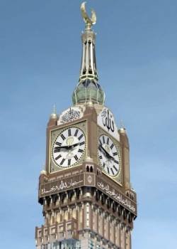 El reloj mide 43 metros, cinco veces más que el popular Big Ben de Londres, y es visible a 25 kilómetros de distancia. Sirve para anunciar las oraciones diarias del mundo musulmán. Foto: EFE