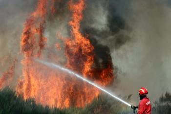 Un bombero portugués lucha contra el fuego en el municipio de Seia, cerca de la frontera gallega
