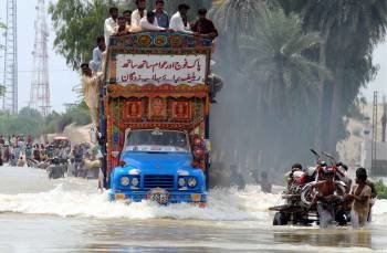 Aspecto de las inundaciones en la zona pakistaní de Mazaffargarh.