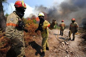 Los agentes tratan de sofocar uno de los incendios que estos días se suceden en Peneda-Geres. (Foto: Hugo Delgado)