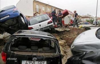 Varios coches destrozados tras la lluvia en la localidad de Aguilar de la Frontera