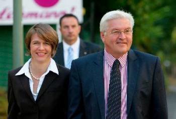 En la imagen, el líder del grupo parlamentario de la oposición socialdemócrata alemana (SPD), Frank-Walter Steinmeier (d), junto a su esposa, Elke Buedenbender, en Berlín (Alemania). Foto: EFE (archivo)
