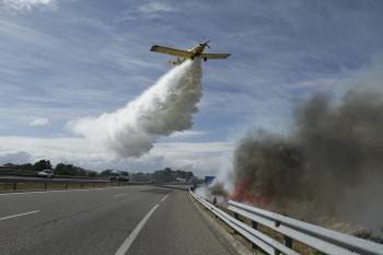 El incendio de Taboadela obligó a cortar la A-52. (Foto: Miguel Angel)
