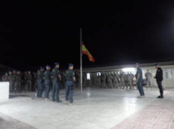 Los marines de EEUU arriaron su bandera y colocaron una enseña de España