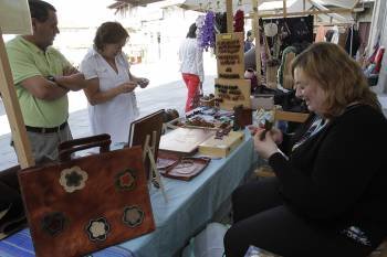 Dos clientes observan prendas elaboradas en cuero. (Foto: Miguel Angel)