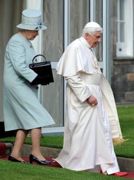 Isabel II y el Papa Benedicto XVI. (Foto: Claudio Onorati)