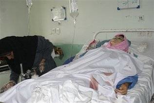 Una de las personas lesionadas el miércoles 22 de septiembre del 2010 por el estallido de una bomba en la ciudad de Mahabad, en el noroeste de Irán, es atendida en un hospital local. El ataque, durante un desfile militar, causó al menos 12 muertos