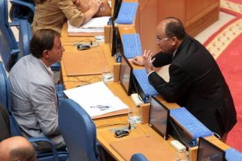 Guerra conversa con un diputado durante el pleno. (Foto: Vicente Pernía)