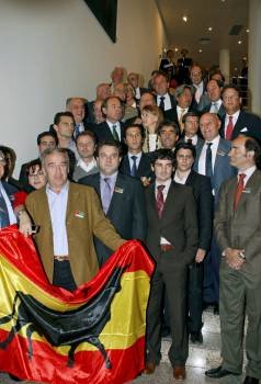 Pío García Escudero y cospedal con representantes del mundo del toro. (Foto: J.L. Pino)