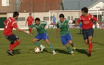Dos jugadores del Ourense se internan en el área rival. (Foto: DxT)