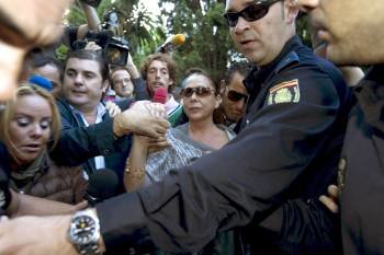 Isabel Pantoja tuvo que ser escoltada por la Policía Nacional. (Foto: Jorge Zapata)