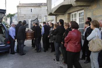Amigos y familiares del actor ourensano Suso Díaz durante su entierro. (Foto: Miguel Angel)