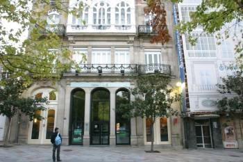 Caixanova y Caixa Galicia tienen dos edificios contiguos en la Avenida de Pontevedra. (Foto: Jose Paz)