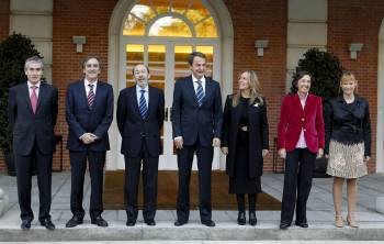 Zapatero, con los nuevos responsables de ministerios.