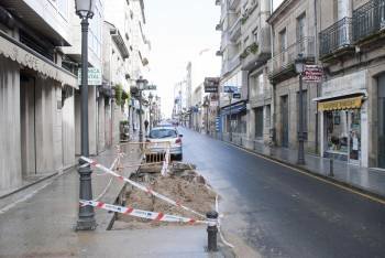 La rotura de la tubería abrió un gran socavón en la calle Curros Enríquez.