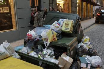 Bolsas de basura se agolpan en torno a los contenedores de Samuel Eiján. (Foto: Miguel Angel)