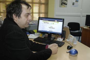 Rodrigo Diéguez muestra la web de 'tendamorea.com'.