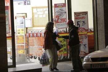 Un hombre pide a las puertas de un supermercado. (Foto: Miguel Angel)