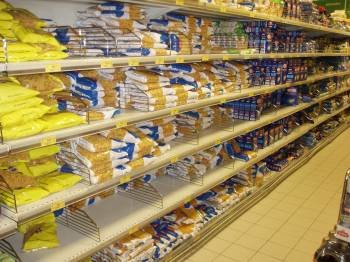 Diferentes tipos de pasta en las estanterías de un supermercado.