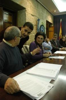 Montes charla con Bernardo García y María Jorge, del BNG. (Foto: Martiño Pinal)